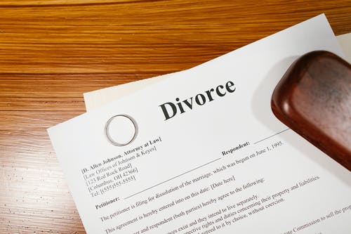 Divorce Asset Settlement with the help of a divorce lawyer: Keep the House or Sell?